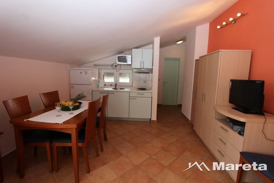 KUĆA SA 7 ODVOJENIH APARTMANA