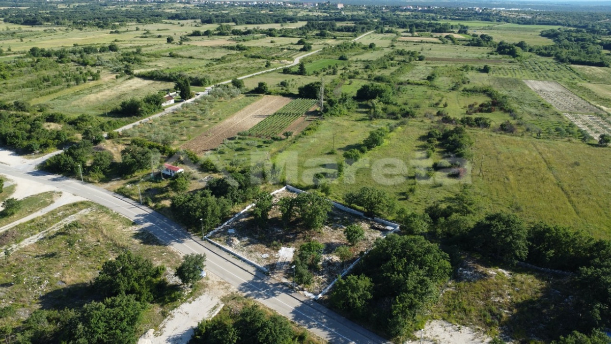 Lovinac - građevinsko zemlji&scaron;e 1500 m2