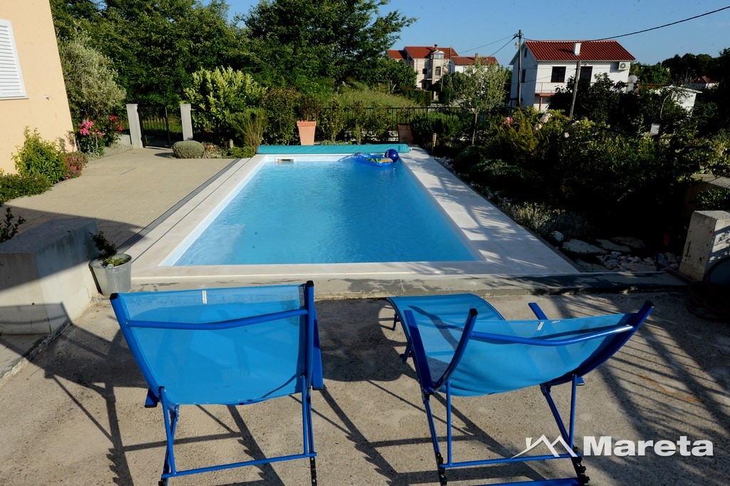 PETRČANE, VILLA SA BAZENOM!