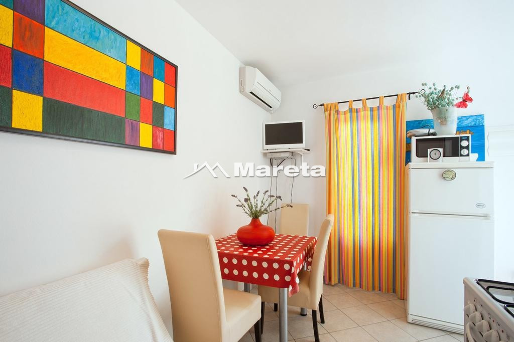 Kuća sa 5 apartmana 50 m od mora!!!
