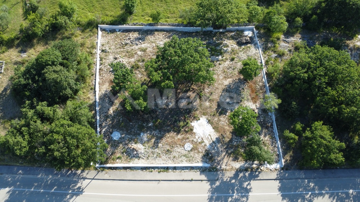 Lovinac - građevinsko zemlji&scaron;e 1500 m2
