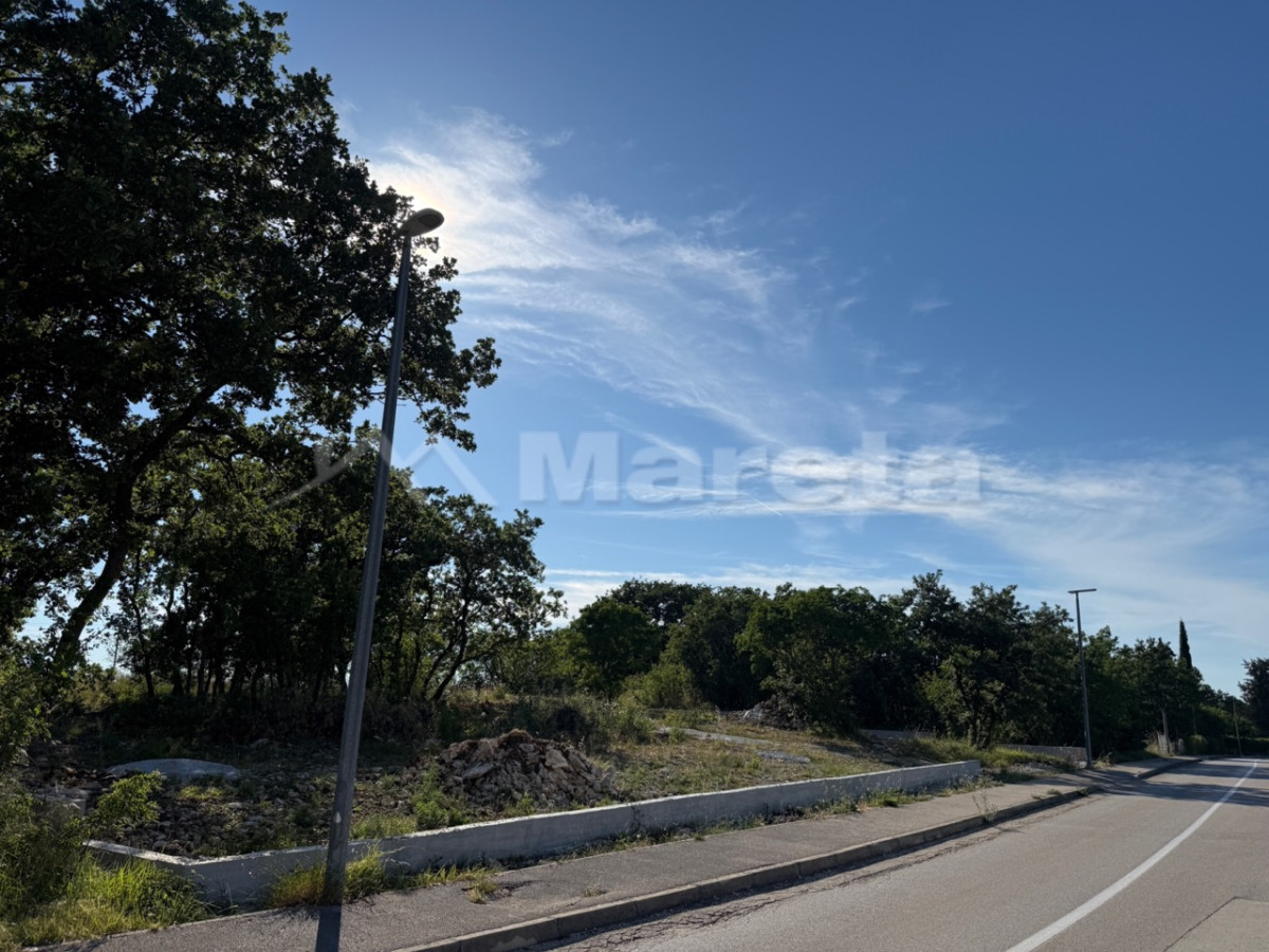Lovinac - građevinsko zemlji&scaron;e 1500 m2