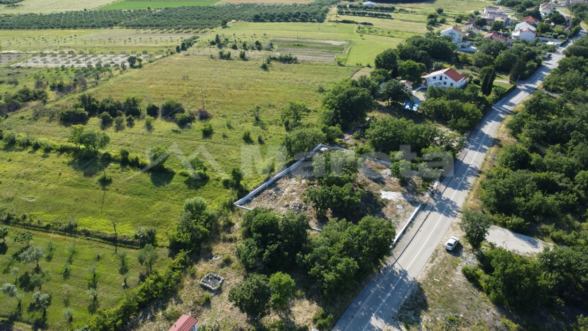 Lovinac - građevinsko zemlji&scaron;e 1500 m2