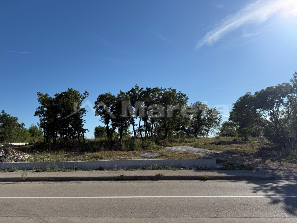 Lovinac - građevinsko zemlji&scaron;e 1500 m2