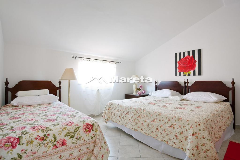 Kuća sa 5 apartmana 50 m od mora!!!