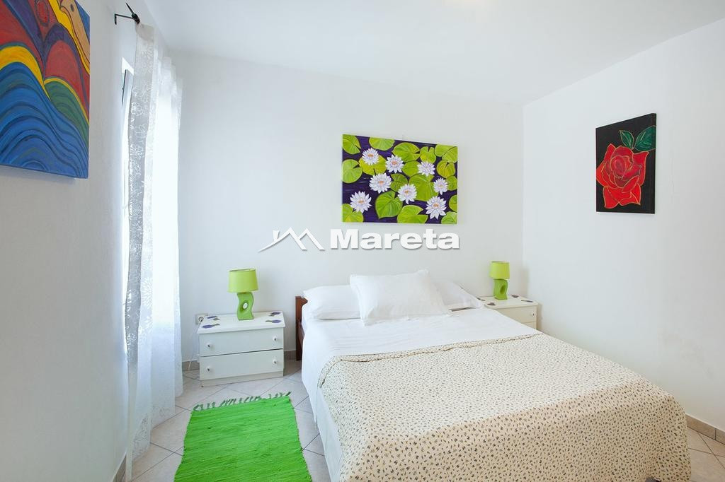 Kuća sa 5 apartmana 50 m od mora!!!