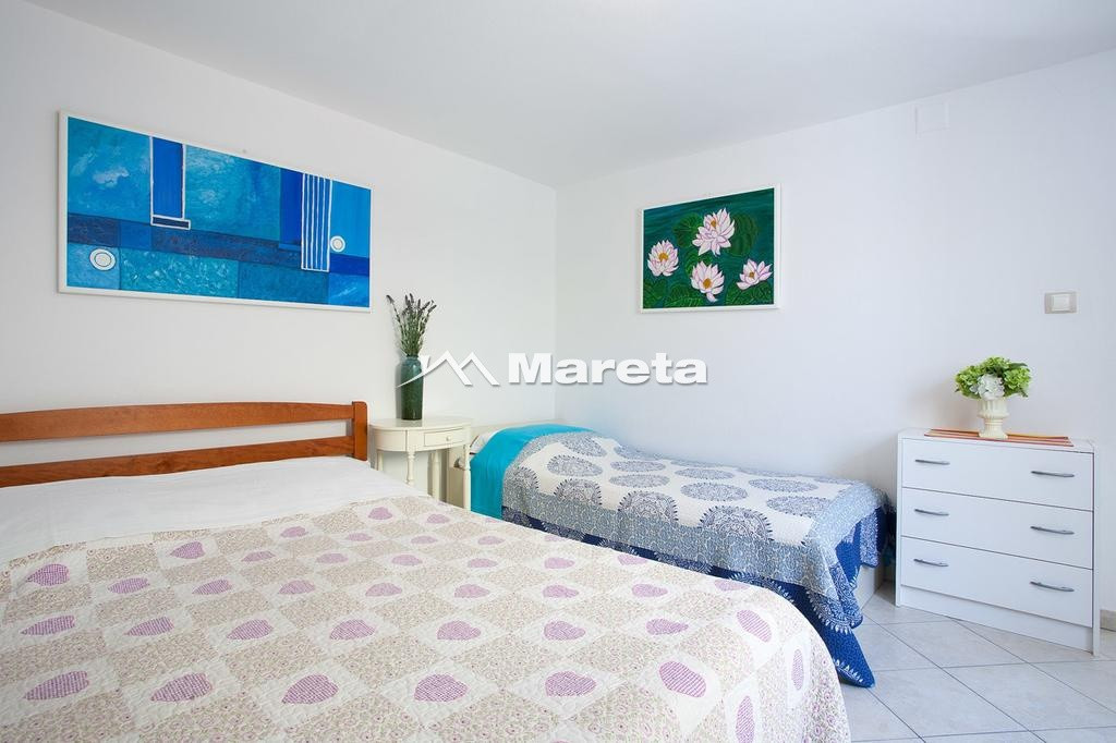 Kuća sa 5 apartmana 50 m od mora!!!