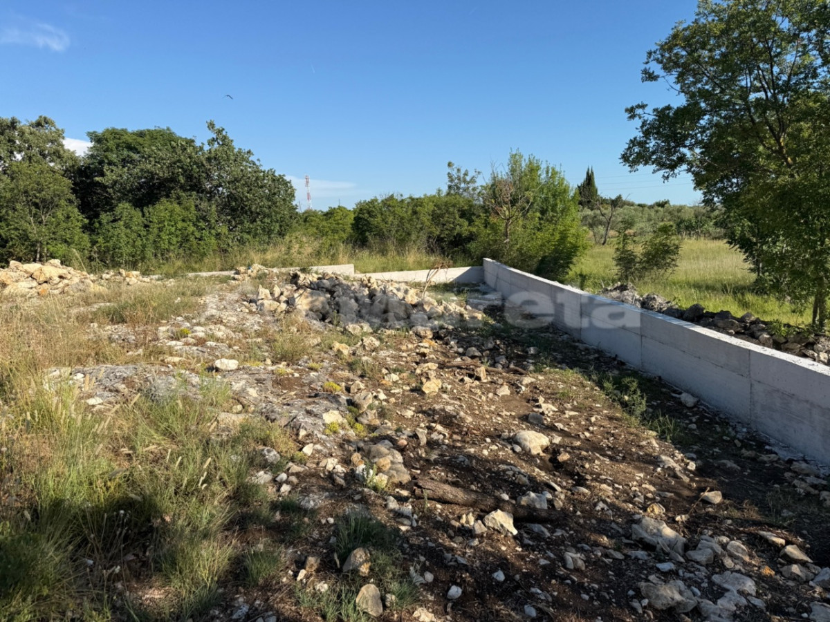 Lovinac - građevinsko zemlji&scaron;e 1500 m2