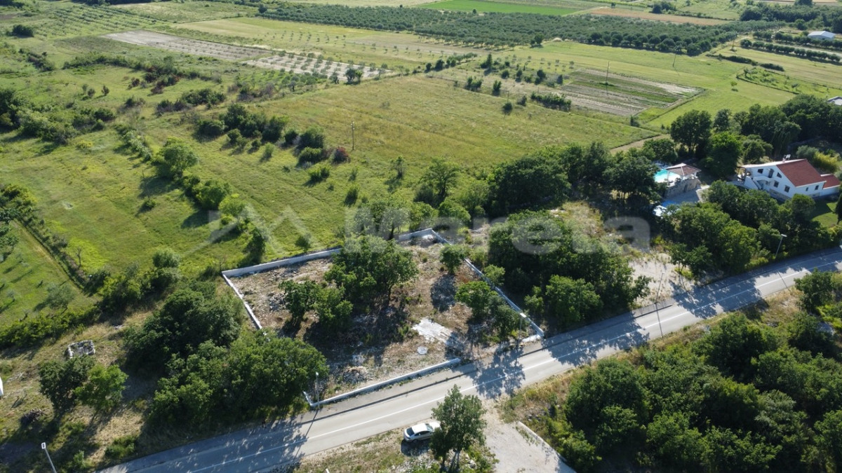 Lovinac - građevinsko zemlji&scaron;e 1500 m2