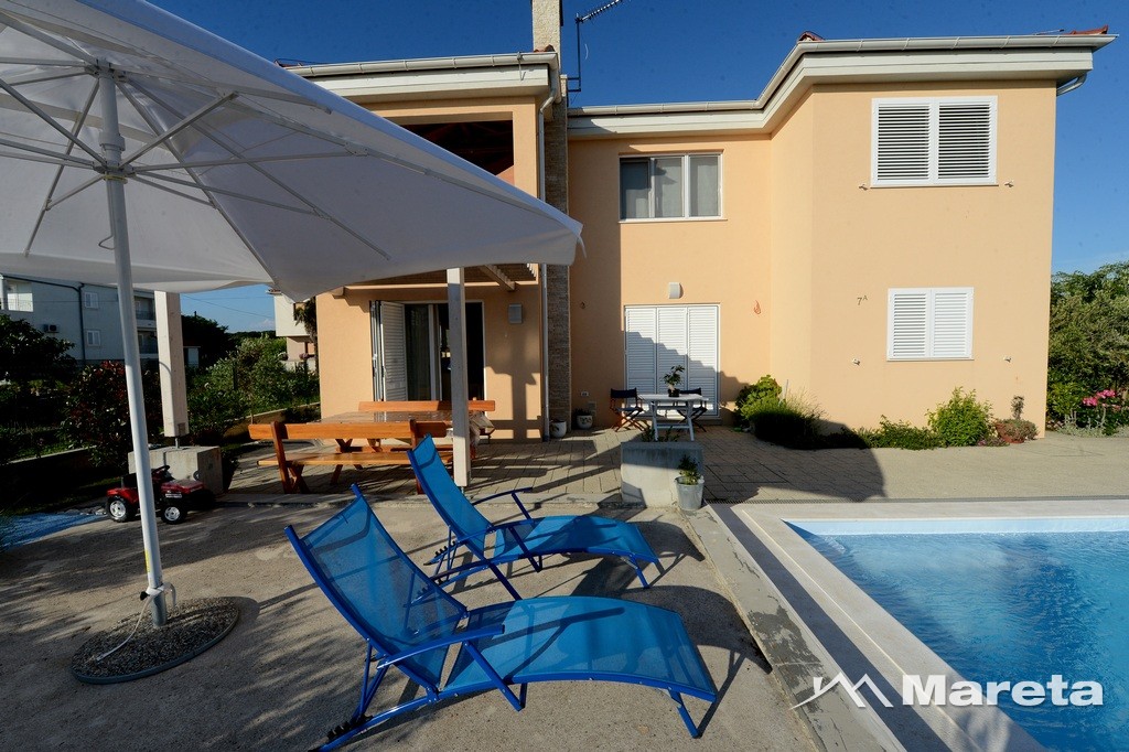 PETRČANE, VILLA SA BAZENOM!