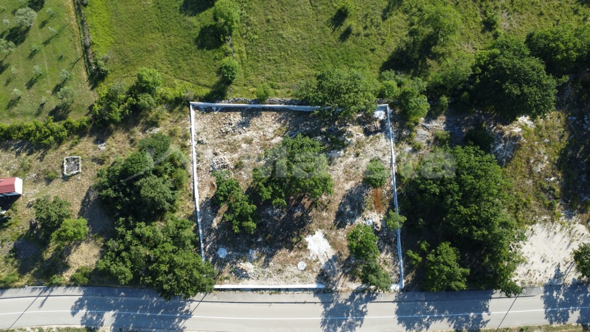 Lovinac - građevinsko zemlji&scaron;e 1500 m2