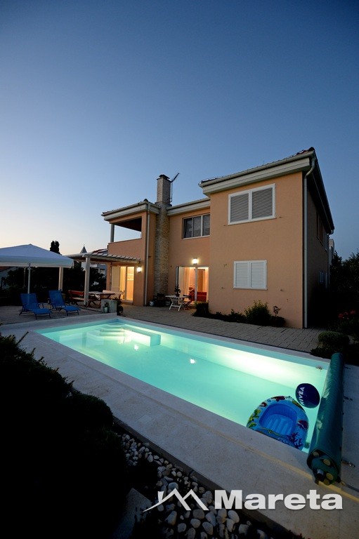 PETRČANE, VILLA SA BAZENOM!