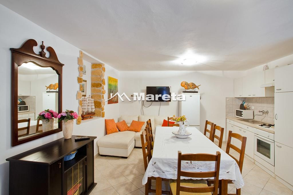 Kuća sa 5 apartmana 50 m od mora!!!