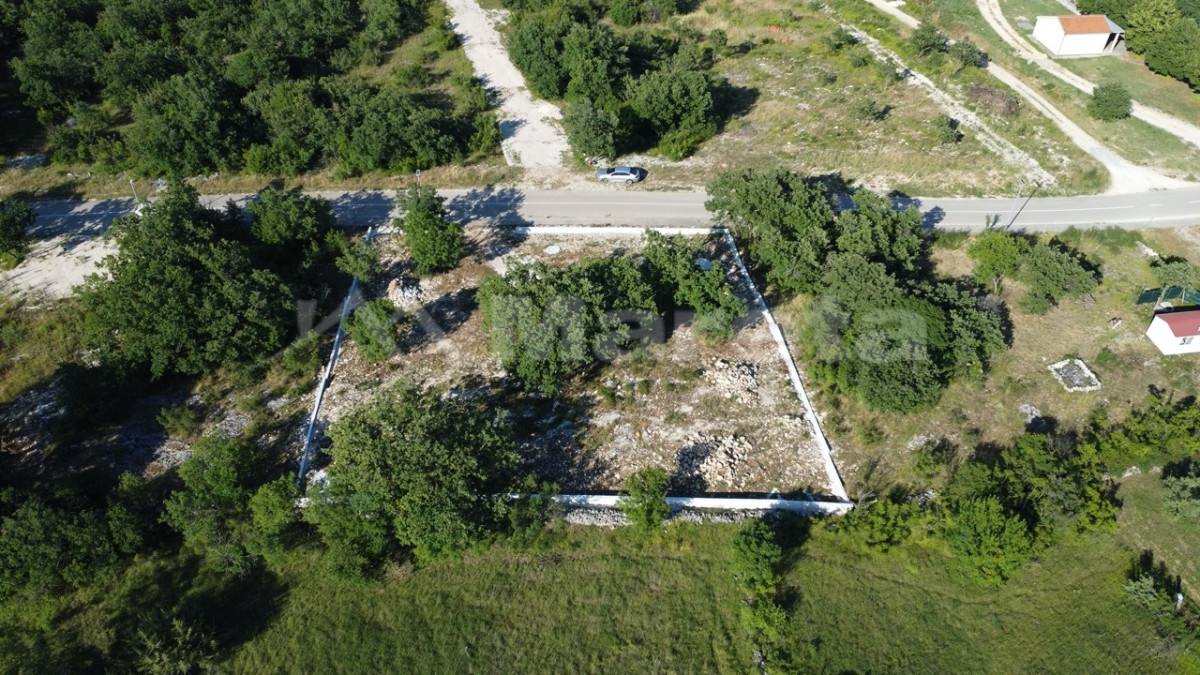 Lovinac - građevinsko zemlji&scaron;e 1500 m2