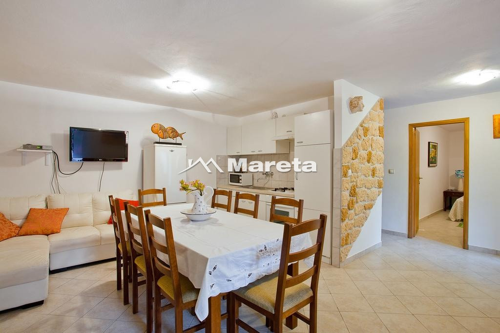 Kuća sa 5 apartmana 50 m od mora!!!
