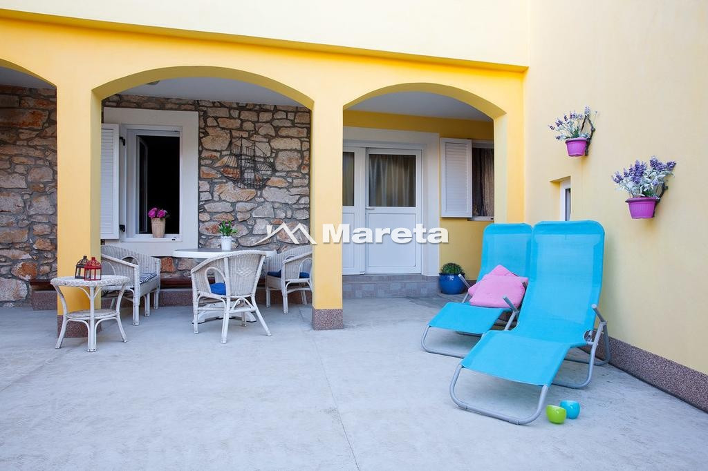 Kuća sa 5 apartmana 50 m od mora!!!