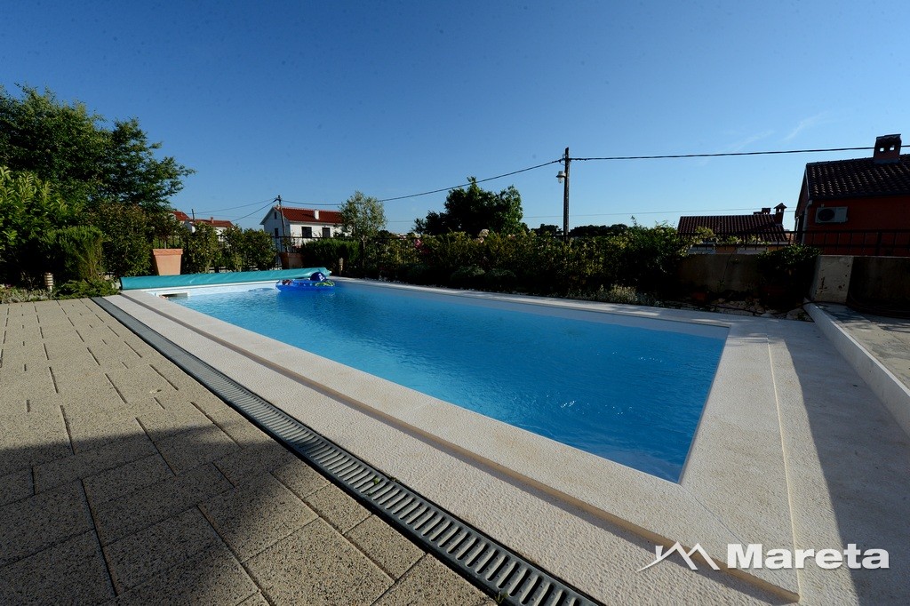 PETRČANE, VILLA SA BAZENOM!