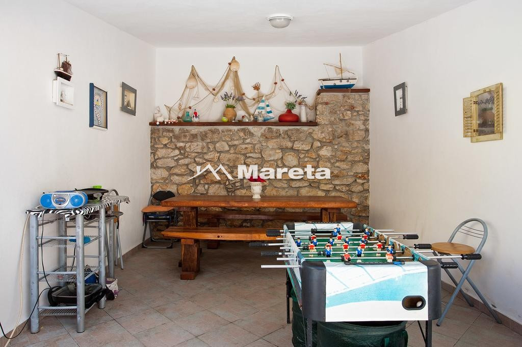 Kuća sa 5 apartmana 50 m od mora!!!