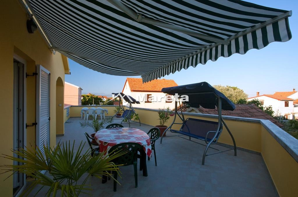Kuća sa 5 apartmana 50 m od mora!!!