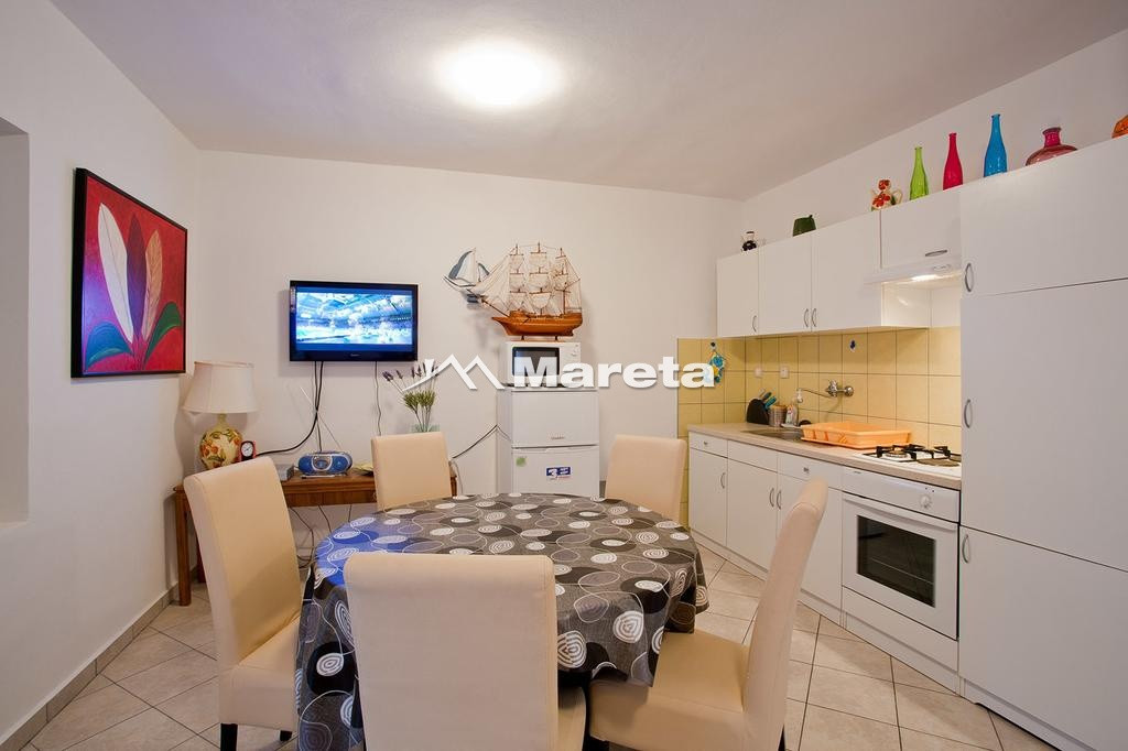Kuća sa 5 apartmana 50 m od mora!!!