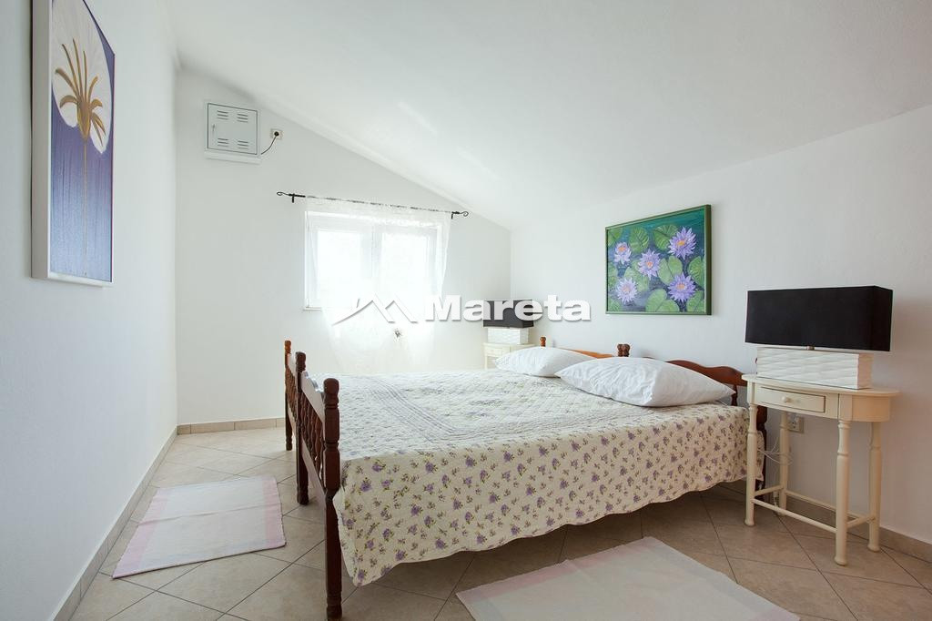 Kuća sa 5 apartmana 50 m od mora!!!