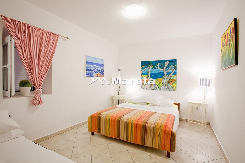 Kuća sa 5 apartmana 50 m od mora!!!