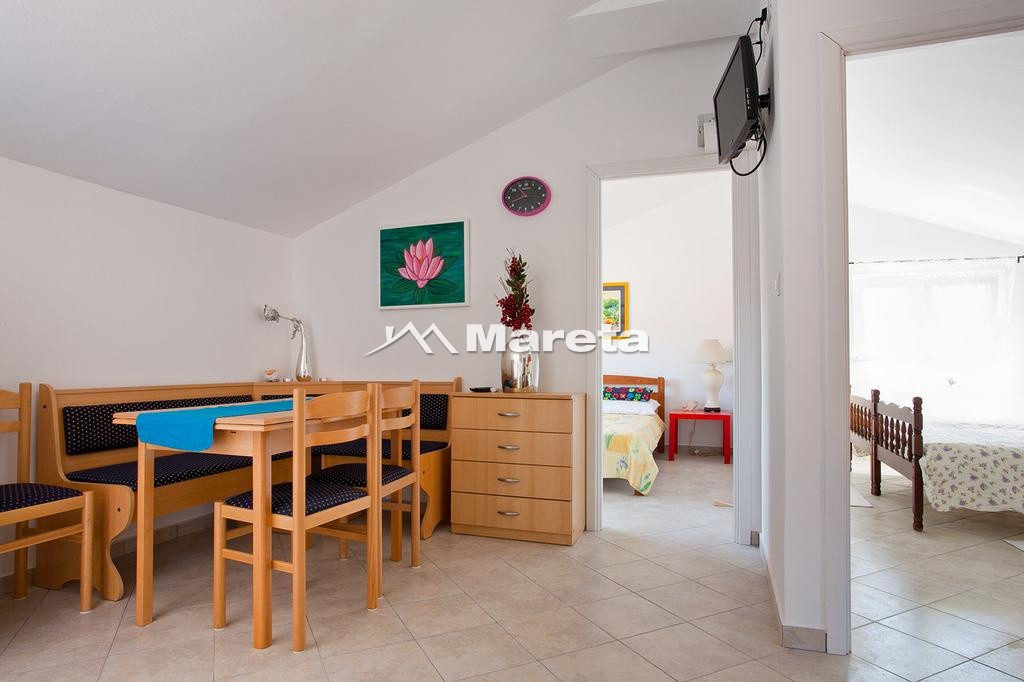 Kuća sa 5 apartmana 50 m od mora!!!