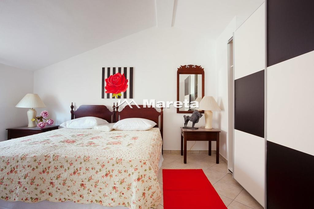 Kuća sa 5 apartmana 50 m od mora!!!