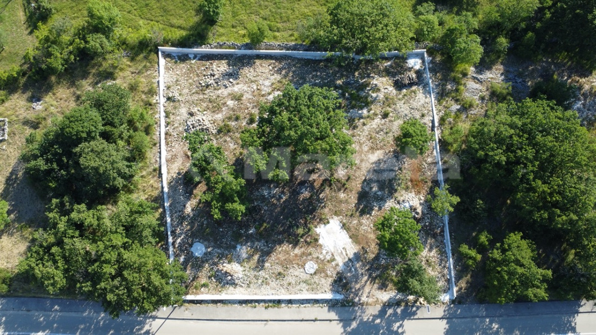 Lovinac - građevinsko zemlji&scaron;e 1500 m2