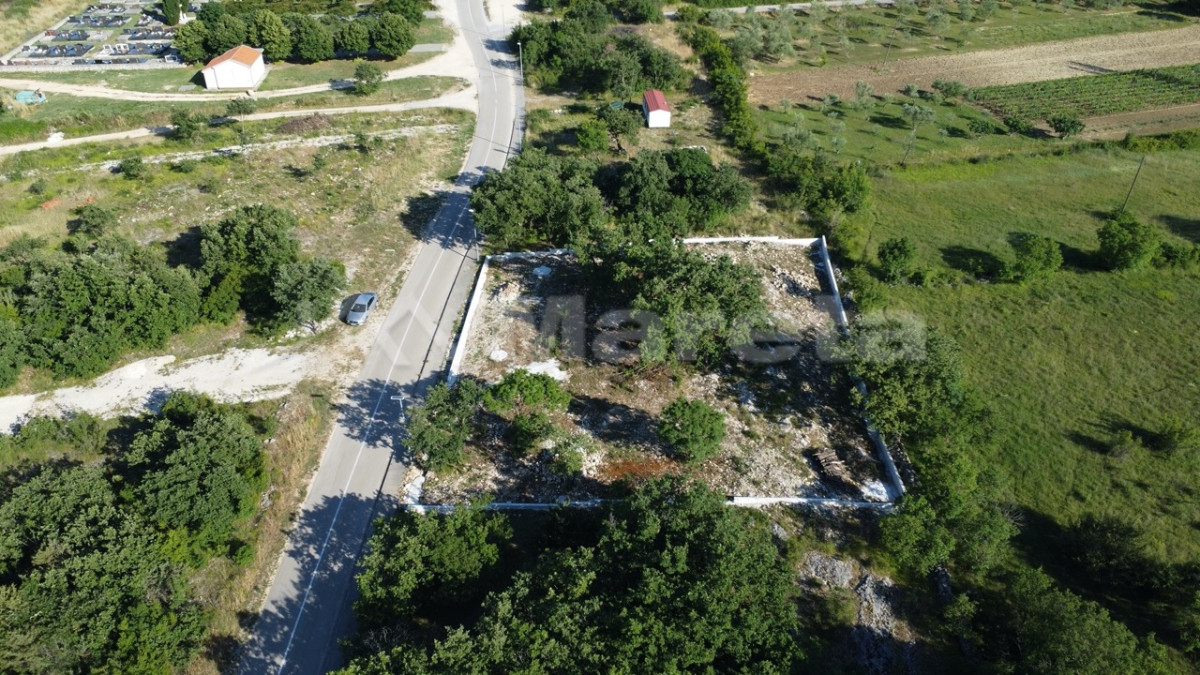 Lovinac - građevinsko zemlji&scaron;e 1500 m2
