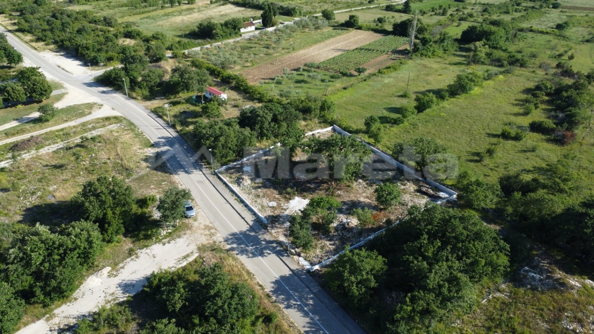 Lovinac - građevinsko zemlji&scaron;e 1500 m2