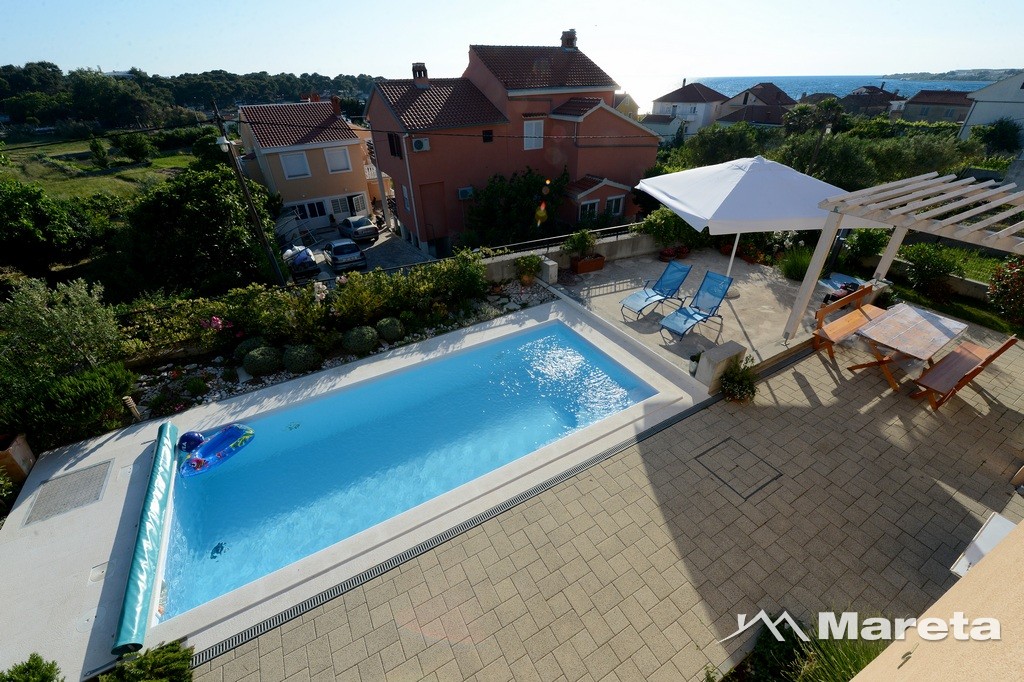 PETRČANE, VILLA SA BAZENOM!