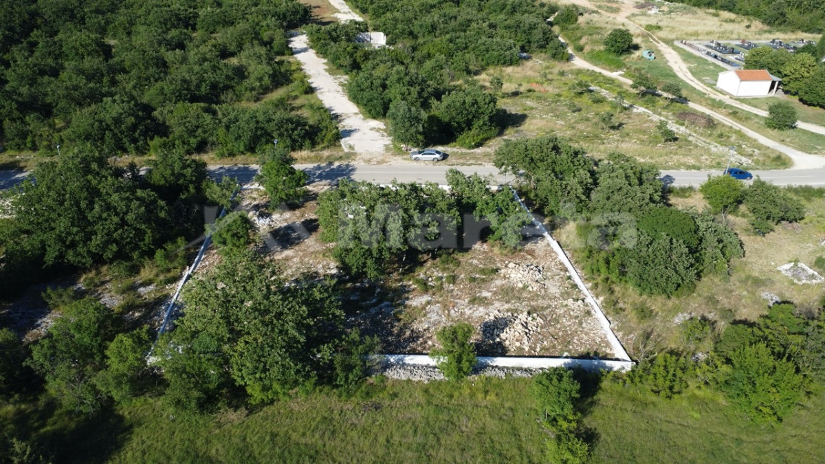 Lovinac - građevinsko zemlji&scaron;e 1500 m2