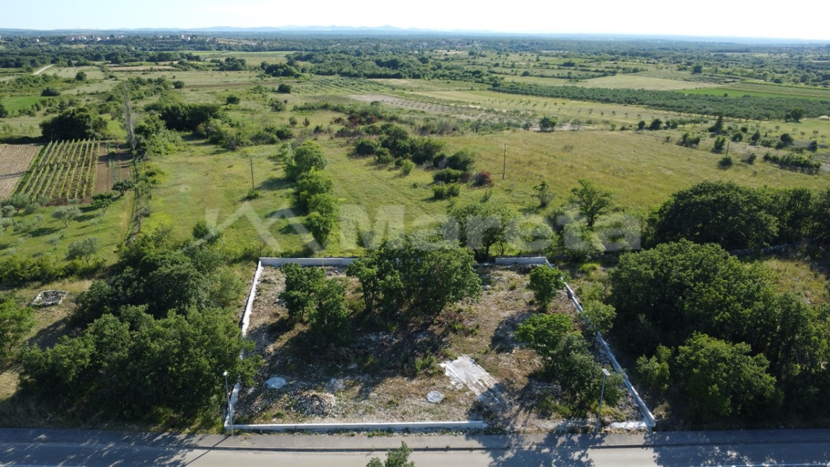 Lovinac - građevinsko zemlji&scaron;e 1500 m2