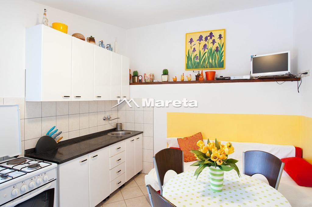 Kuća sa 5 apartmana 50 m od mora!!!