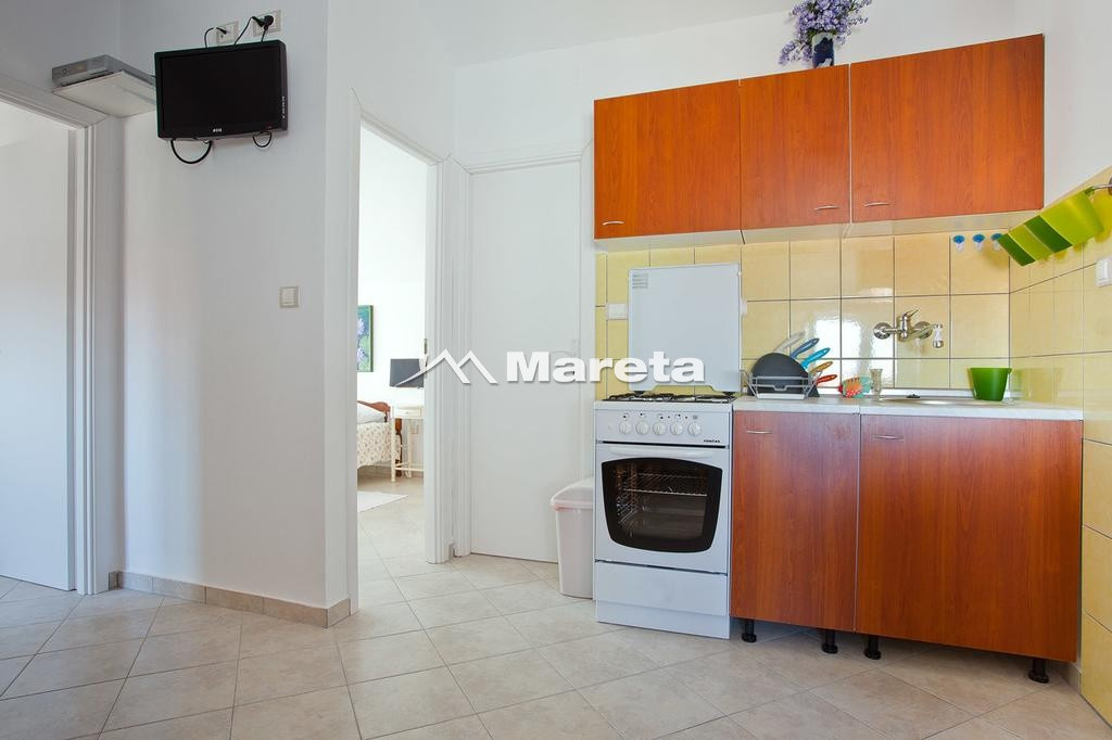 Kuća sa 5 apartmana 50 m od mora!!!
