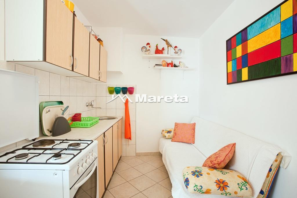 Kuća sa 5 apartmana 50 m od mora!!!