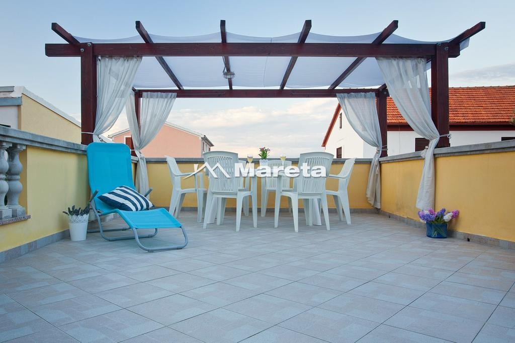 Kuća sa 5 apartmana 50 m od mora!!!